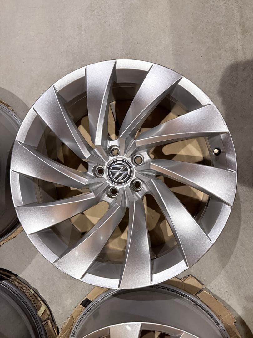 フォルクスワーゲン　アルテオン　20インチ　純正アルミホイール