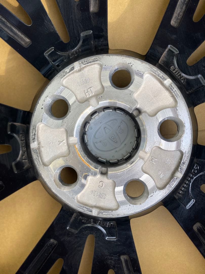 トヨタ 60系 プリウスの純正19インチアルミホイール