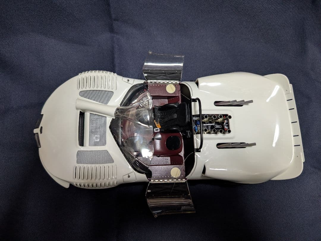 exotoエグゾト製1/18ミニカー ホワイト/バーガンデ