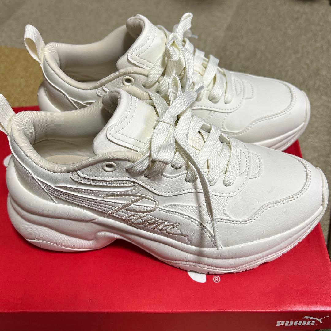 Puma SOFTFOAM+ ホワイトスニーカー