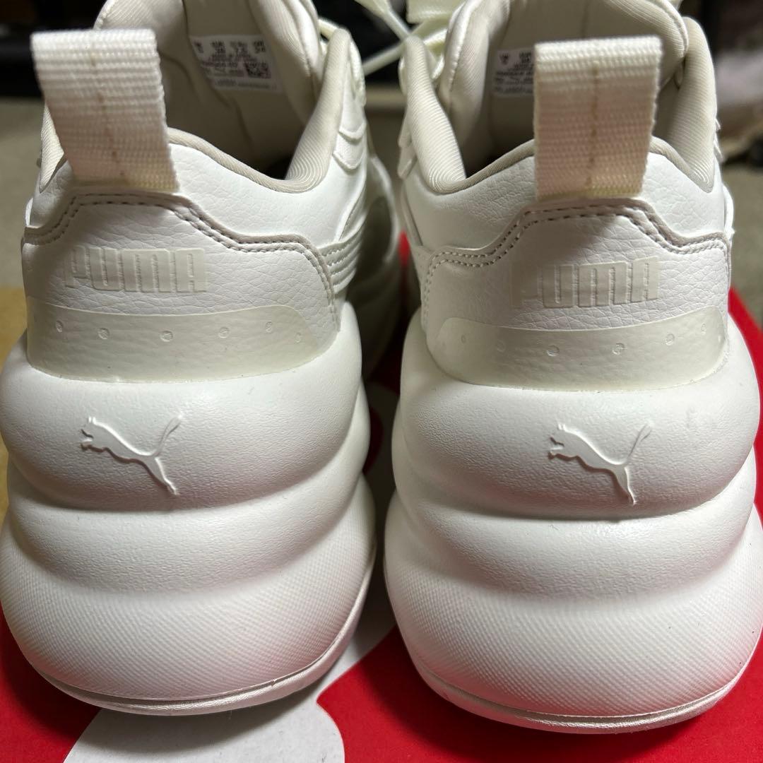 Puma SOFTFOAM+ ホワイトスニーカー