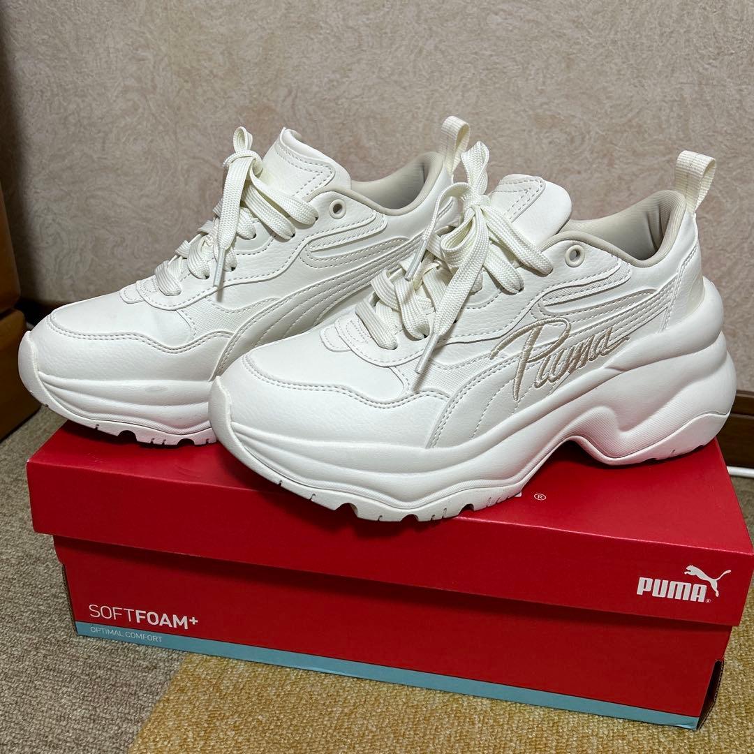 Puma SOFTFOAM+ ホワイトスニーカー