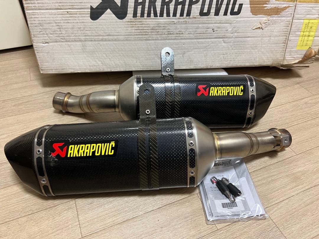 Akrapovic デュアルエキゾーストマフラー