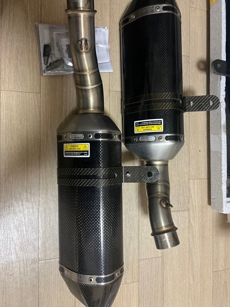 Akrapovic デュアルエキゾーストマフラー