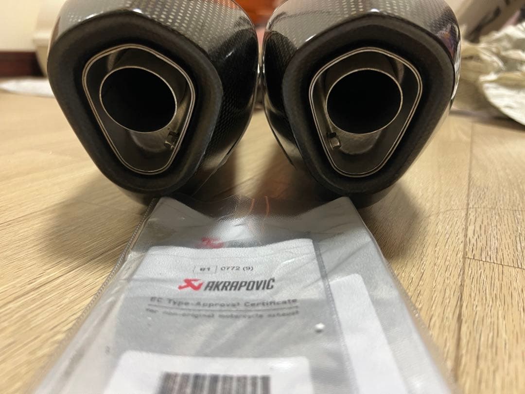 Akrapovic デュアルエキゾーストマフラー