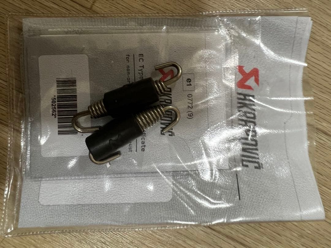 Akrapovic デュアルエキゾーストマフラー