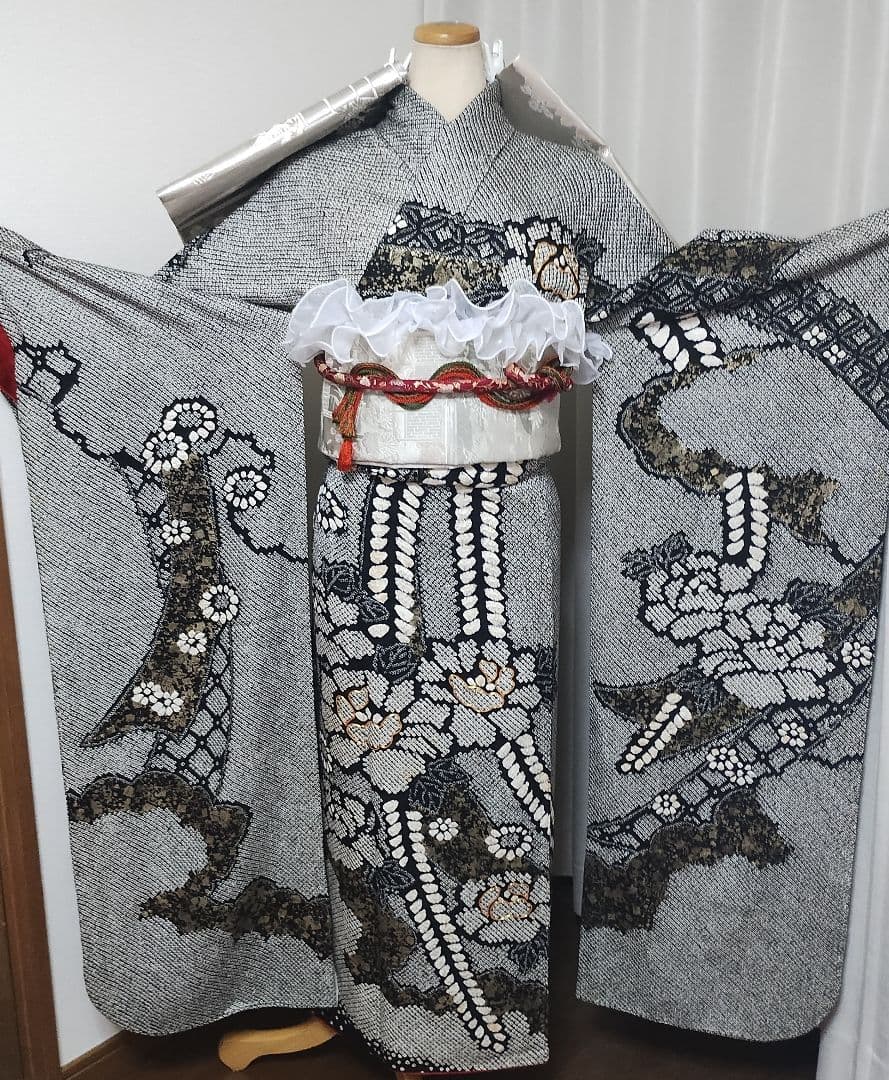 さっちー　成人式正絹振袖フルセットやまと誂製 総絞り 白黒 金彩 金駒刺繍