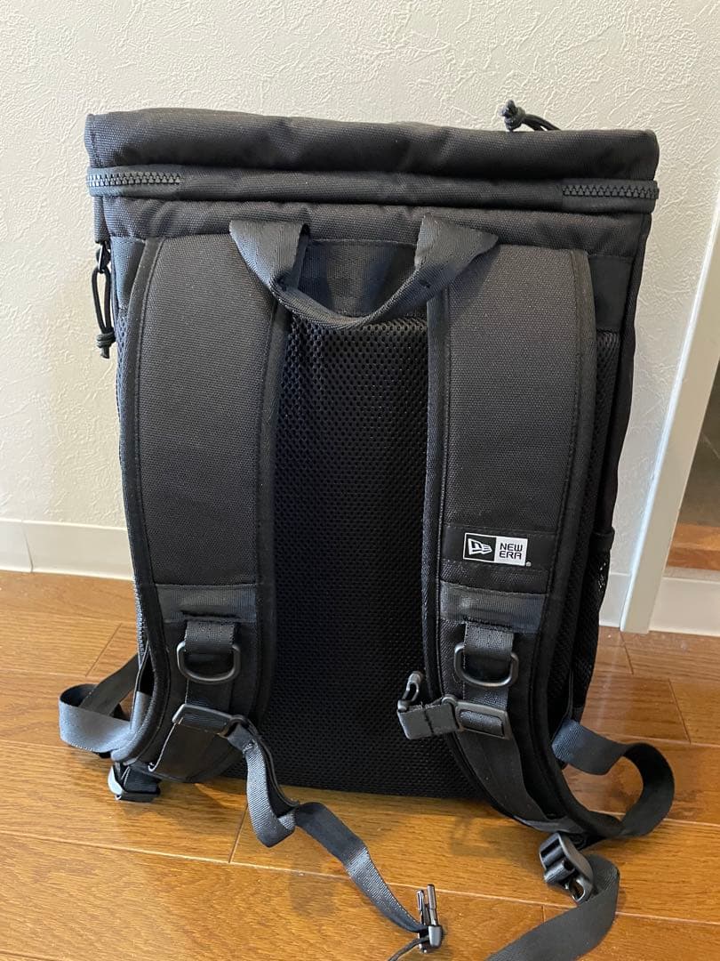 NEW ERA ボックスパック ミディアム 25L プリントロゴ ブラック