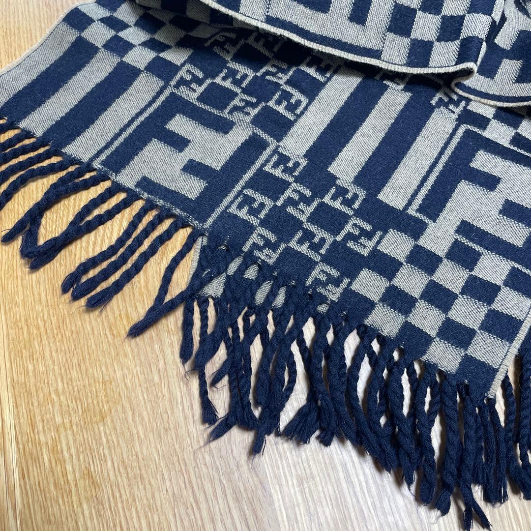 最終値下げ　美品　FENDI ウール100% ズッカ柄マフラー