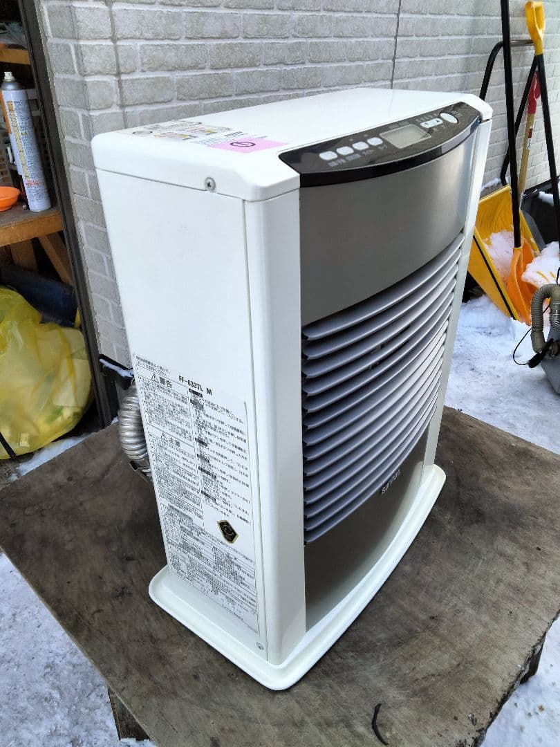 取り切れない傷汚れ等あり！札幌発サンポットFF温風石油ストーブ2015年式中古品