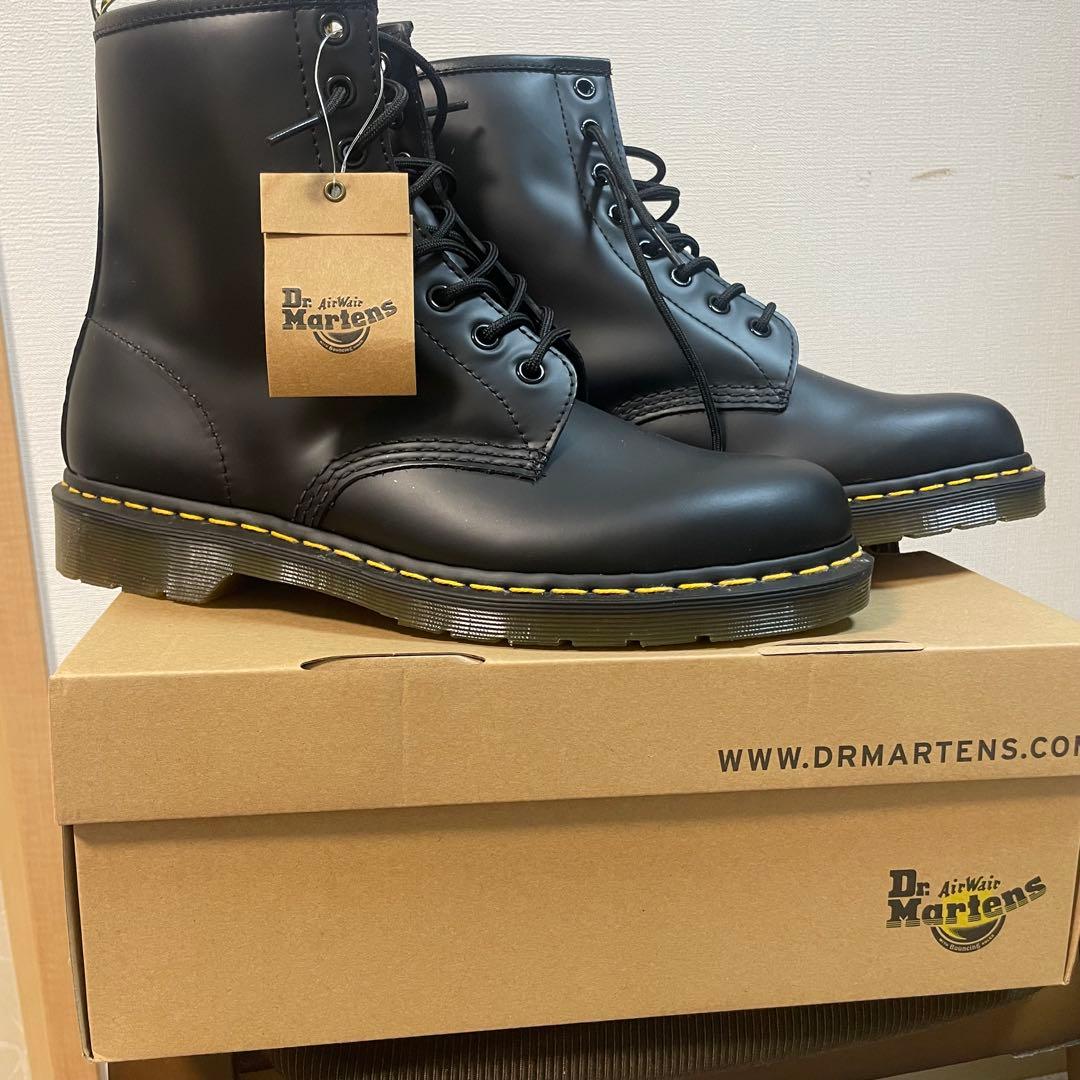 新品　箱あり　Dr. Martens ブラックブーツ　8ホール