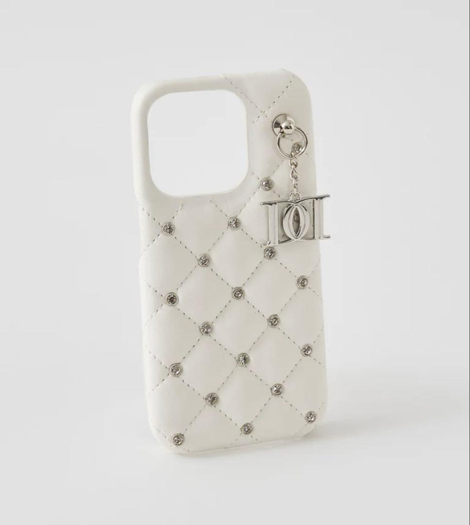Darich キルティングビジューDDチャーム ケースiPhone15 ホワイト