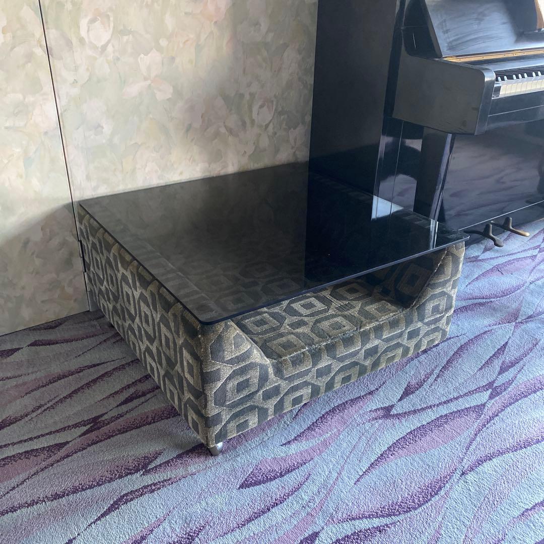 ガラス天板の幾何学模様コーヒーテーブル