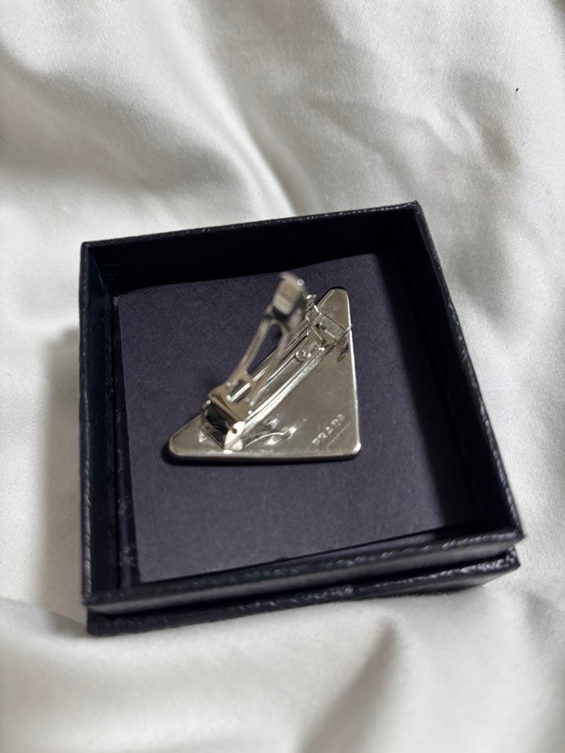 PRADA ヘアクリップ