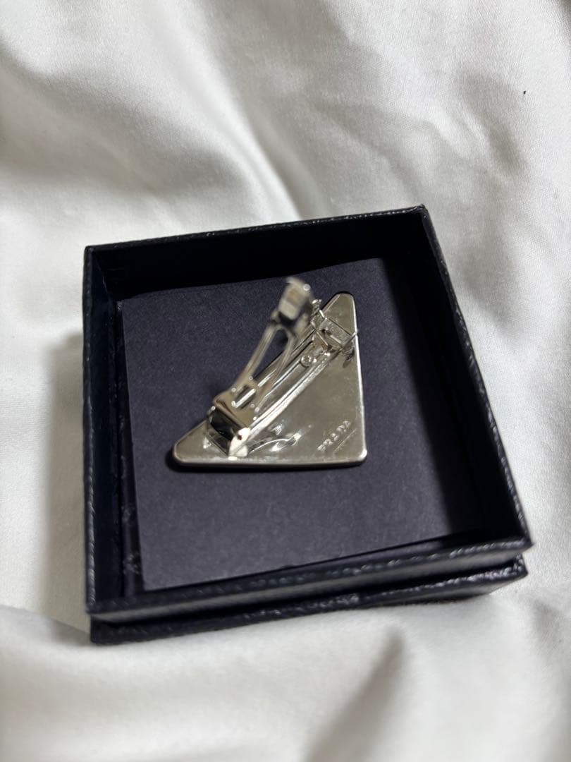 PRADA ヘアクリップ