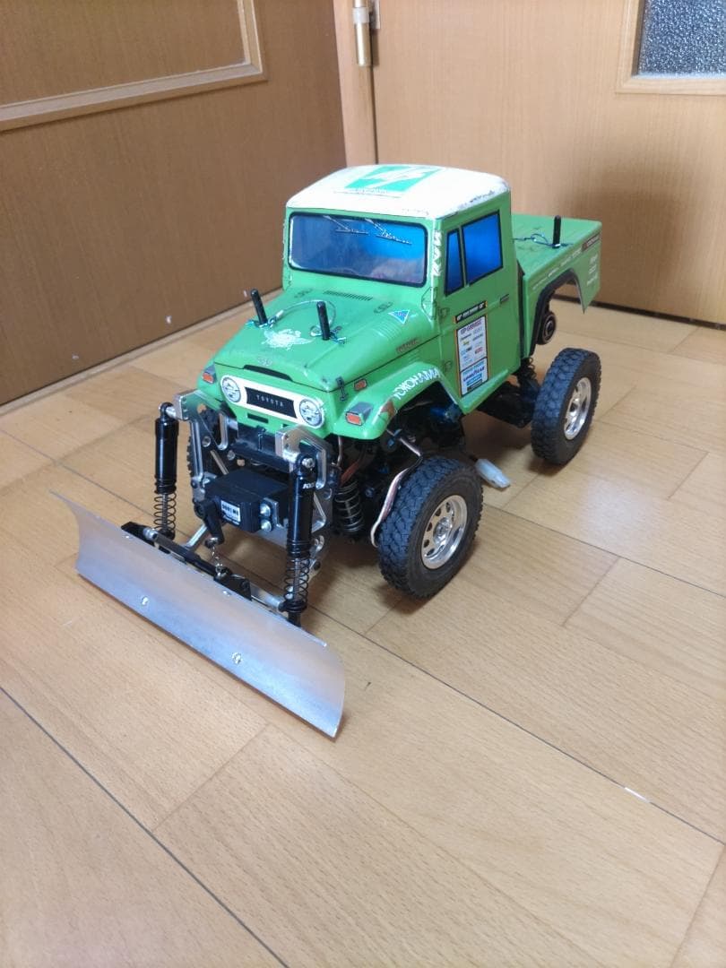 タミヤGF-01　TOYOTA 緑色トラック 除雪用ブレード付き
