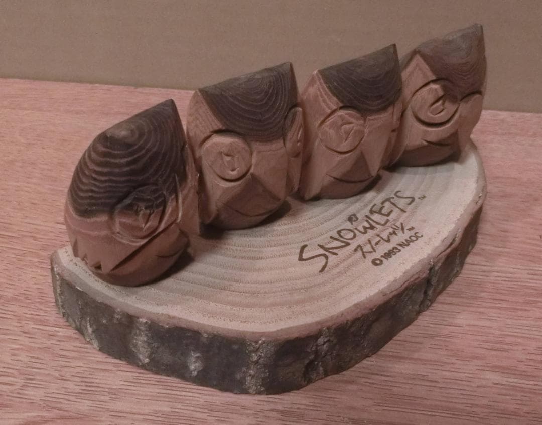 スノーレッツ 木彫り 置物