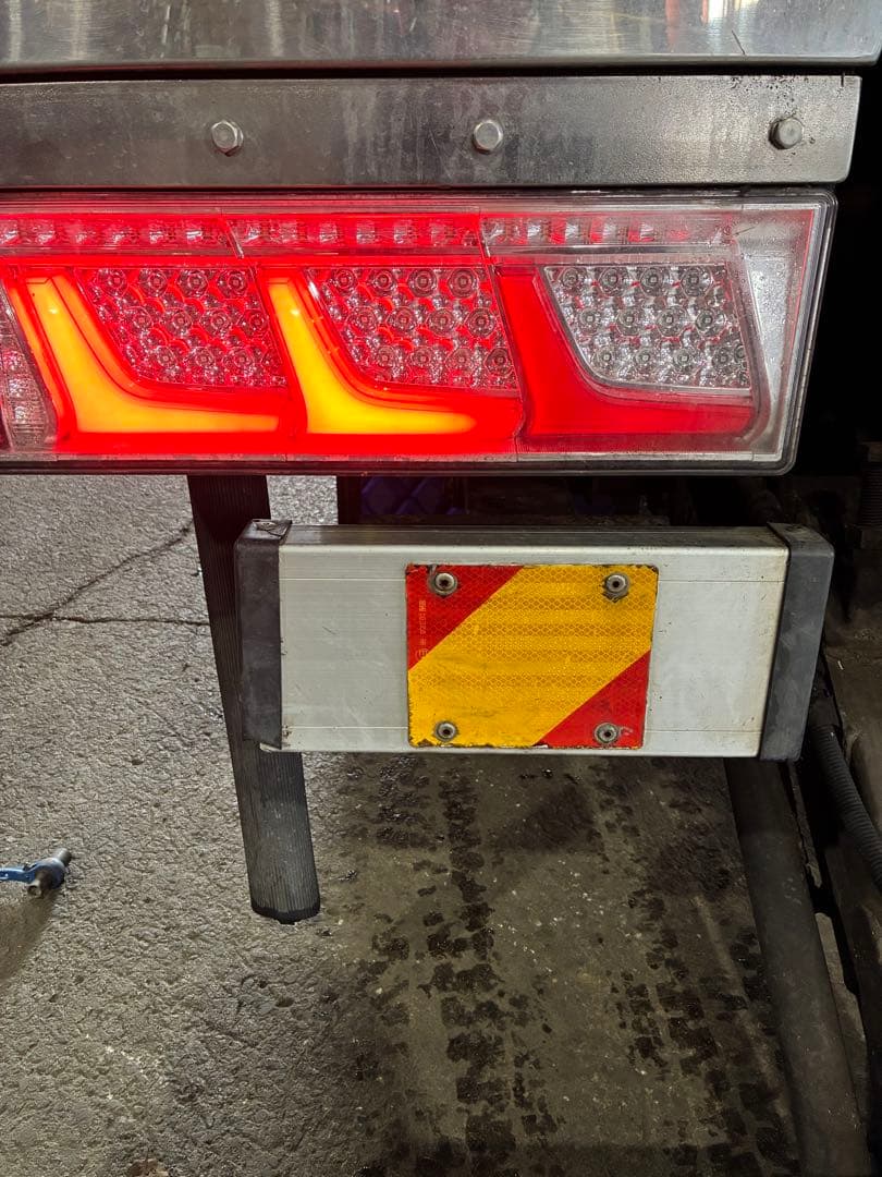 LEDテールランプ　赤色 コイト　トラック　シーケンシャル