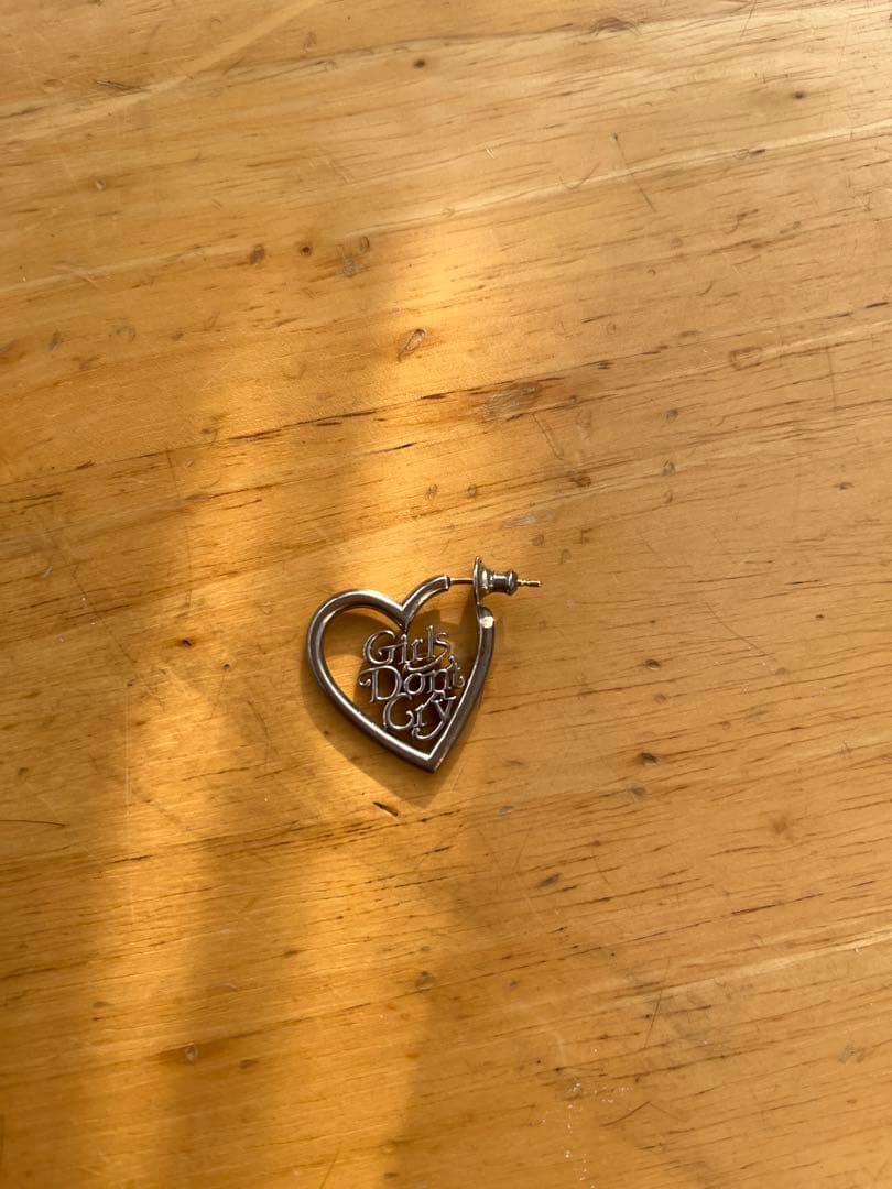 girls don't cry ピアス