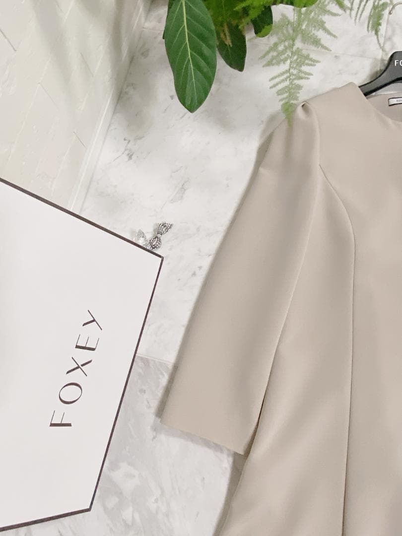 新品同様★FOXEY/フォクシーコート カフェクレーム ’23掲載商品40