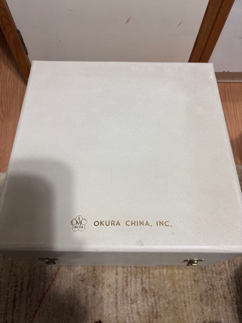 大倉陶園　金彩松文花瓶