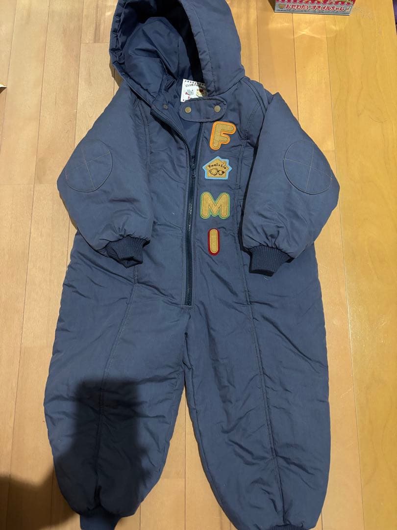 Familiar 赤いロンパースと紺色カバーオール