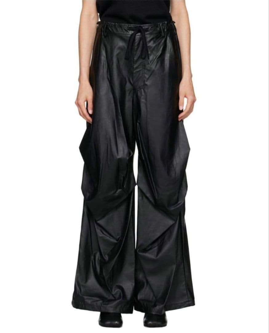 MM6 Maison Margiela ブラックドレープフェイクレザーパンツ