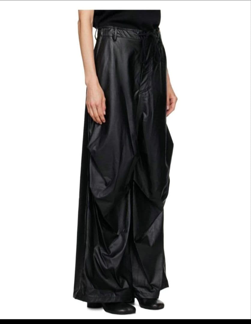 MM6 Maison Margiela ブラックドレープフェイクレザーパンツ