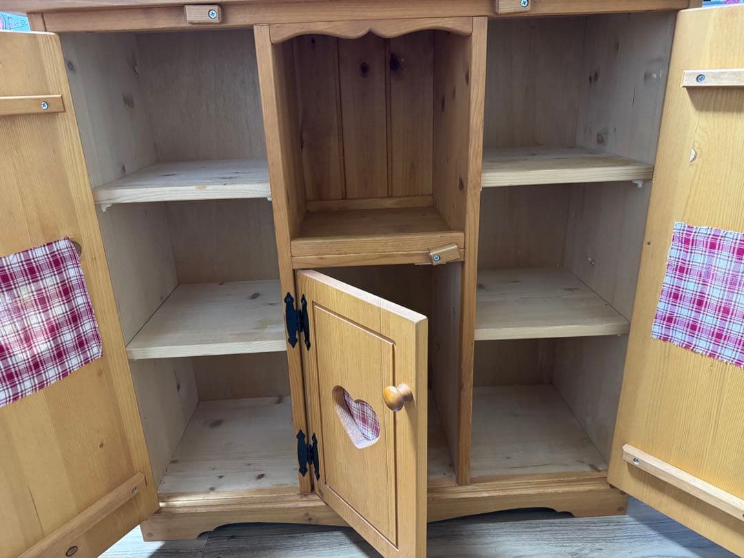 カントリー家具　木製　ハート型装飾　キャビネット