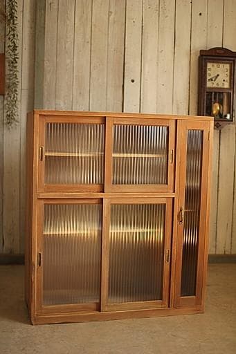 古い木枠のモールガラス戸棚　収納棚　食器棚　本棚　キャビネット　古家具