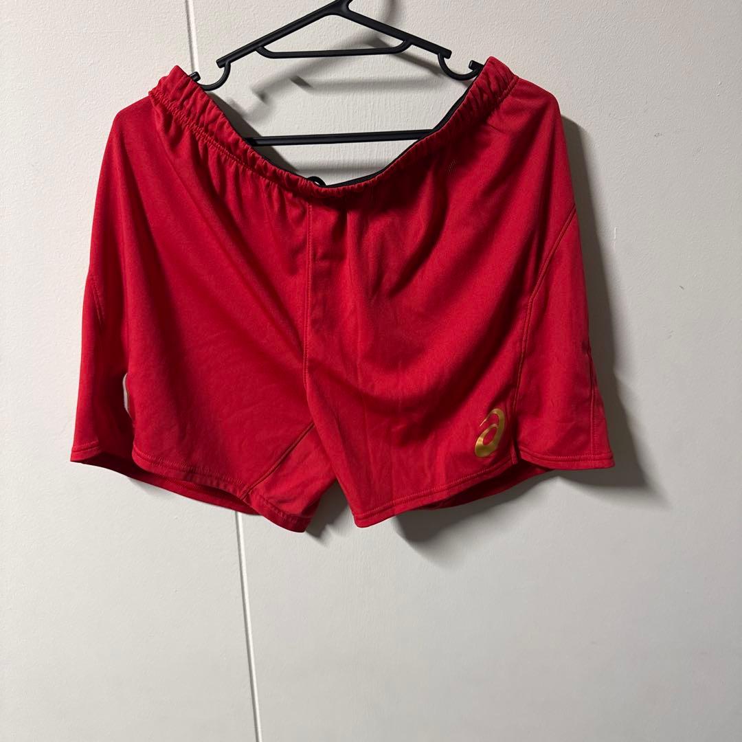 赤のバレーボールショートパンツ 7番