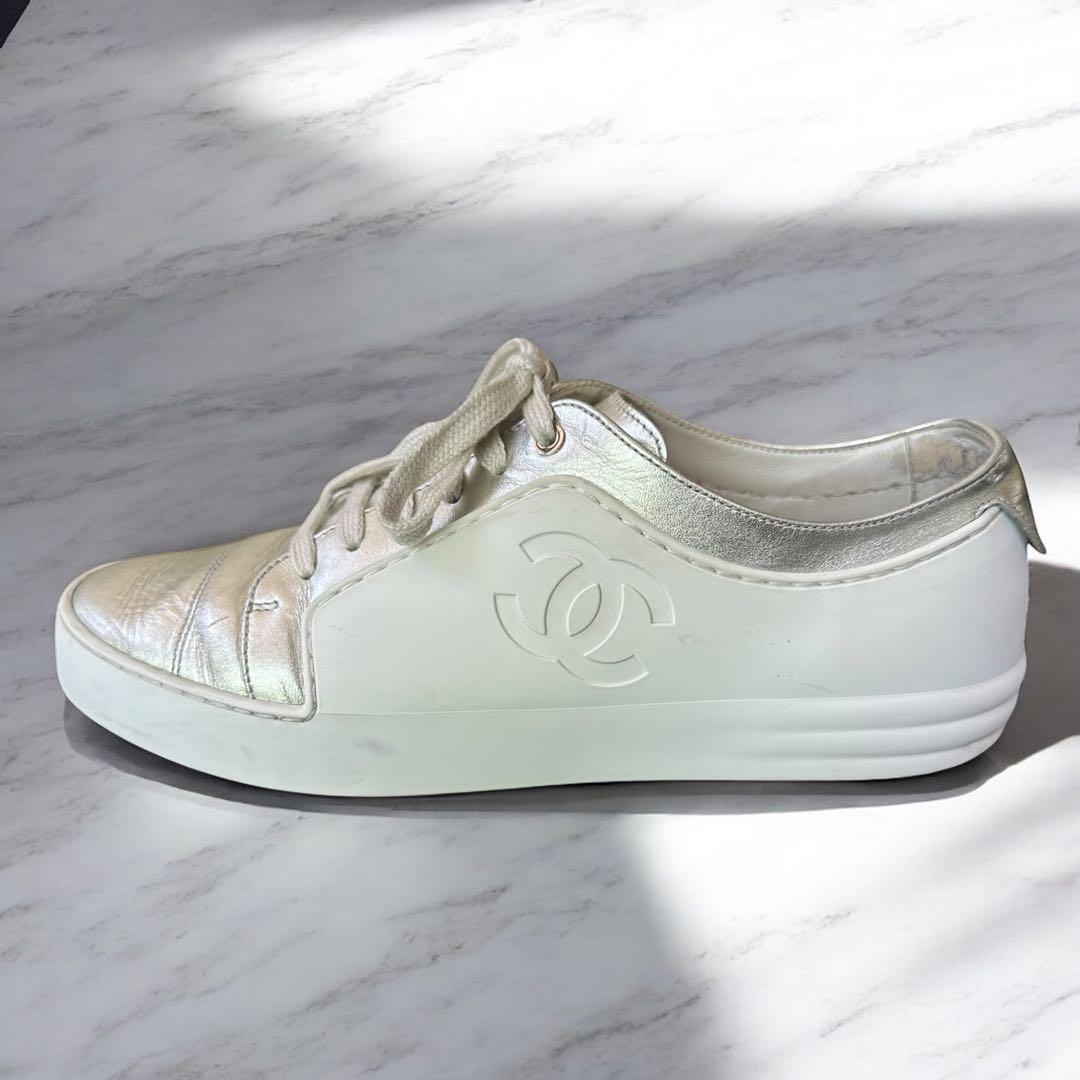 CHANEL ココマーク　型押し　ホワイト　シルバー　スニーカー　24cm