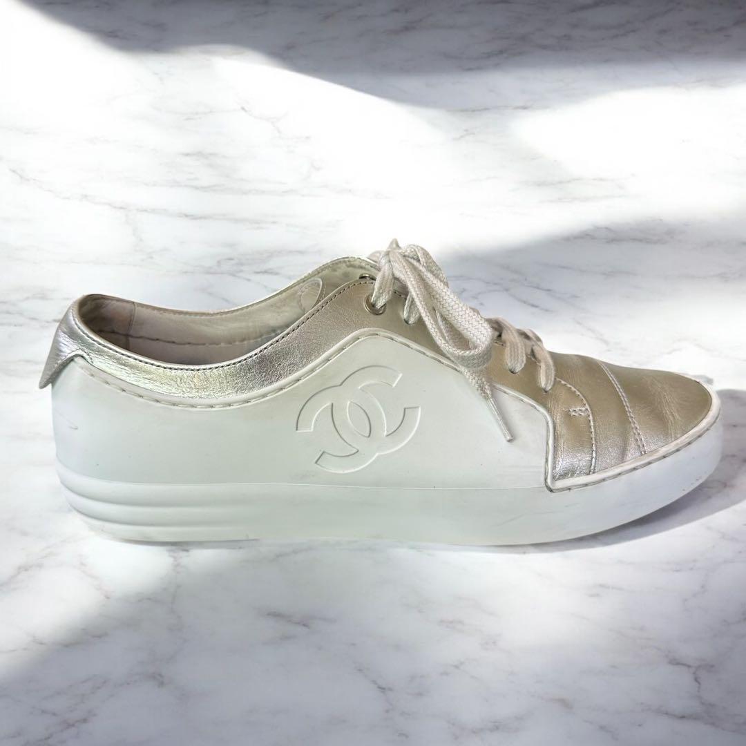 CHANEL ココマーク　型押し　ホワイト　シルバー　スニーカー　24cm