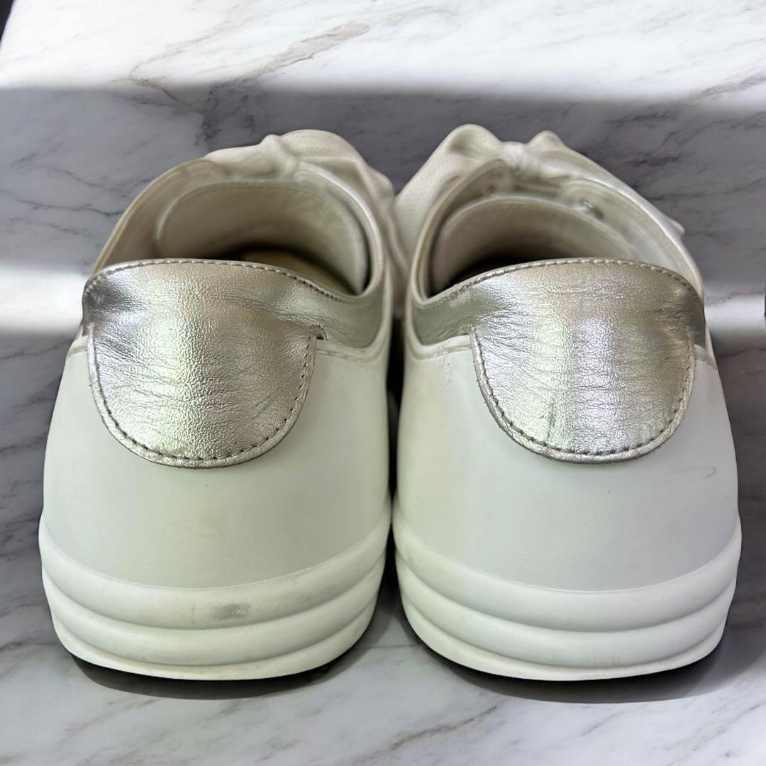 CHANEL ココマーク　型押し　ホワイト　シルバー　スニーカー　24cm