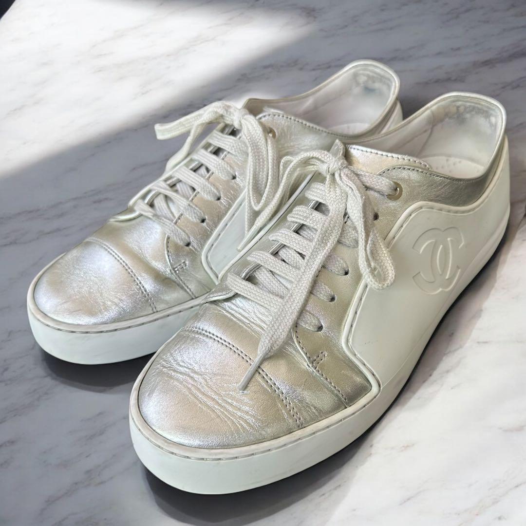 CHANEL ココマーク　型押し　ホワイト　シルバー　スニーカー　24cm