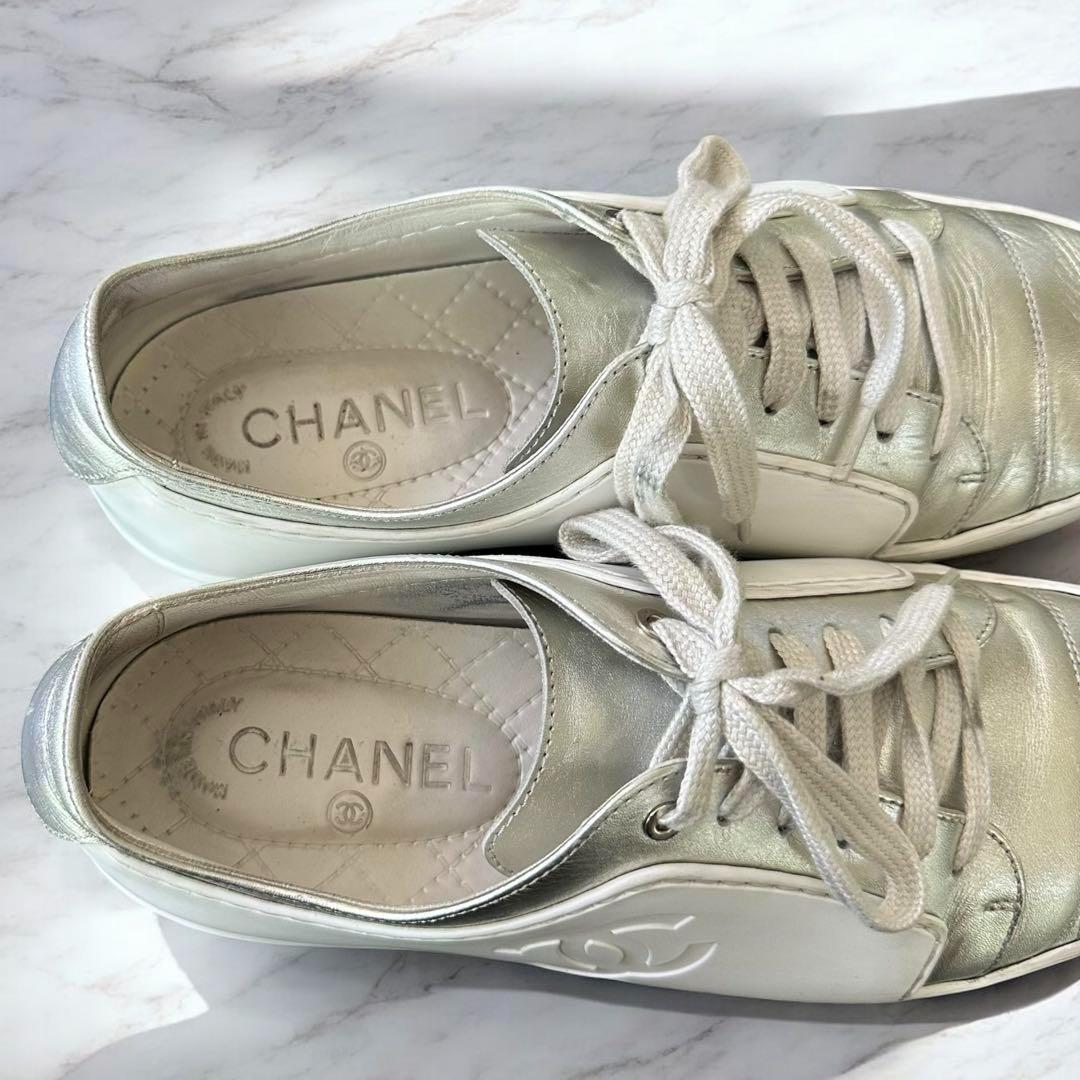 CHANEL ココマーク　型押し　ホワイト　シルバー　スニーカー　24cm