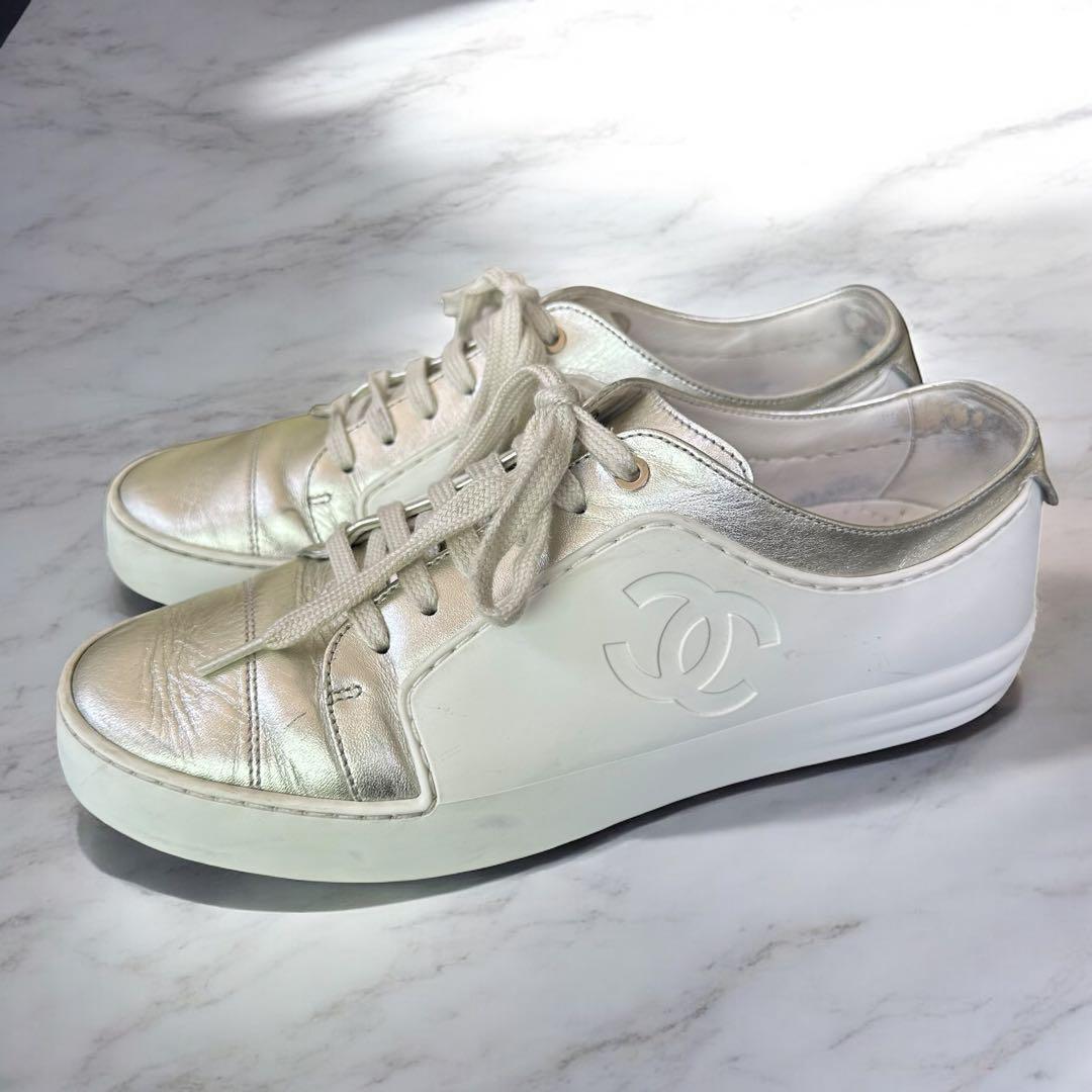 CHANEL ココマーク　型押し　ホワイト　シルバー　スニーカー　24cm