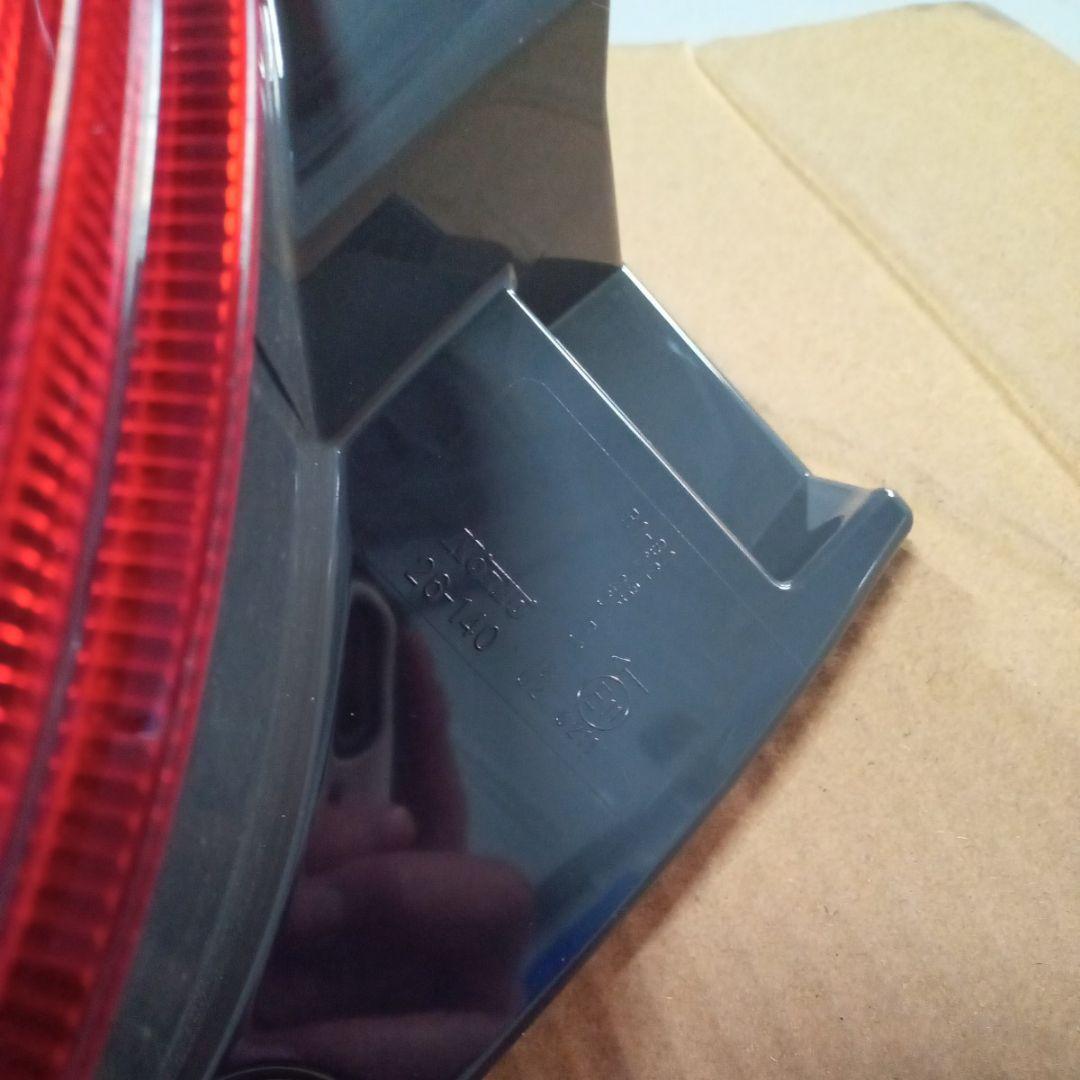 【新車外し】【送料無料】トヨタ 200系ハイエース純正後期テールランプ 左側 ①