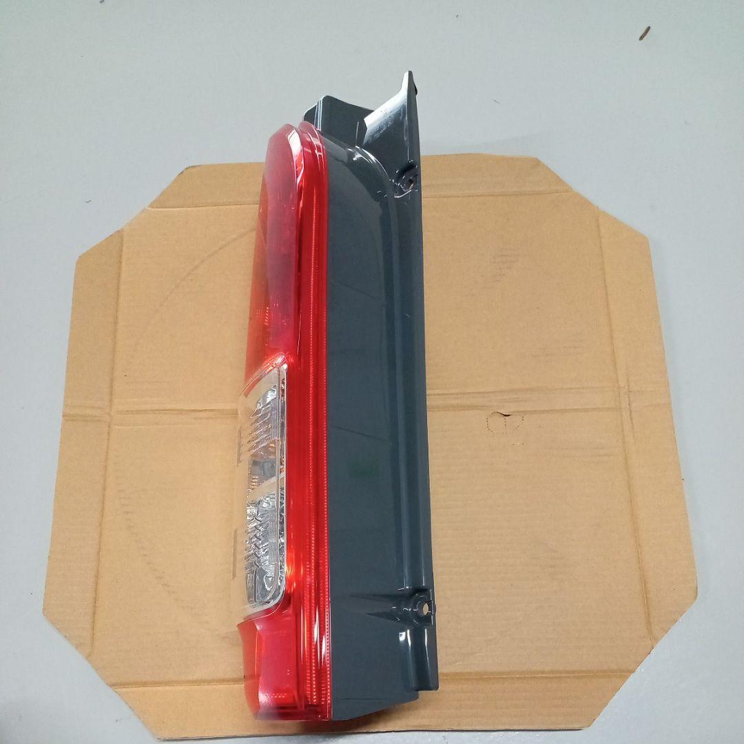 【新車外し】【送料無料】トヨタ 200系ハイエース純正後期テールランプ 左側 ①