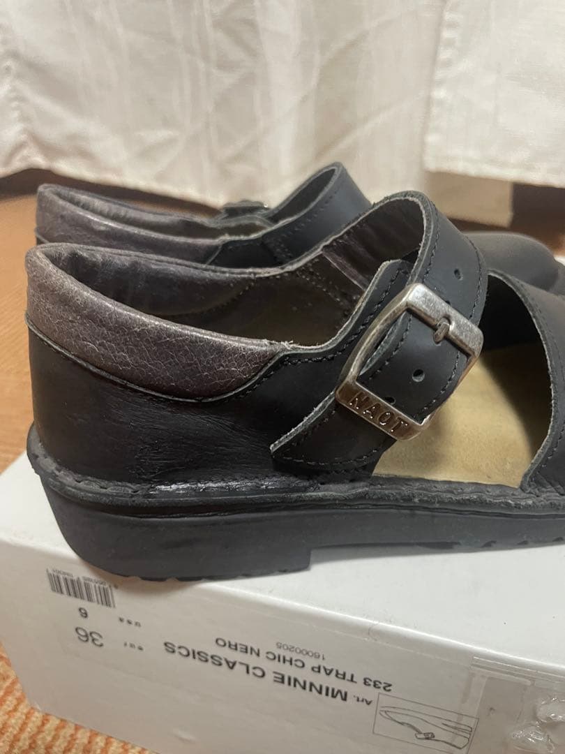 NAOTレザー ストラップ付き フラットシューズ 黒