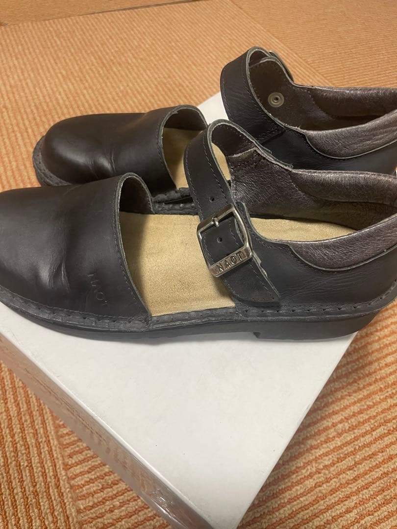 NAOTレザー ストラップ付き フラットシューズ 黒