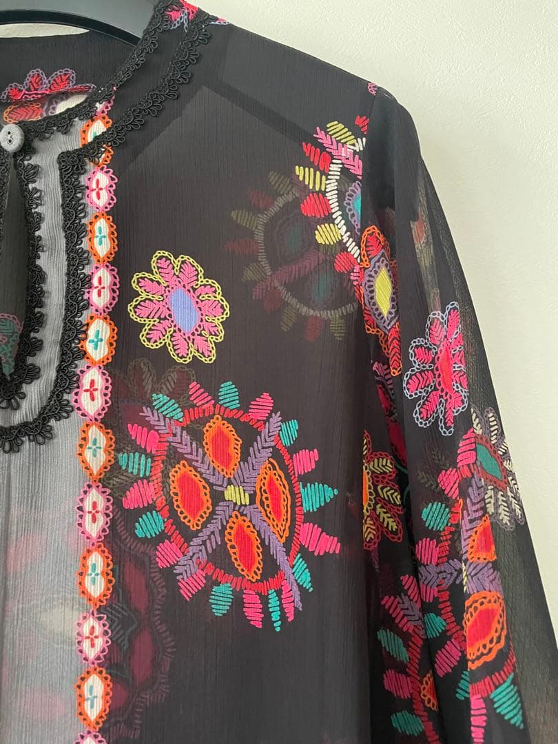 トクコプルミエブォル幾何学花柄黒シフォンチュニック