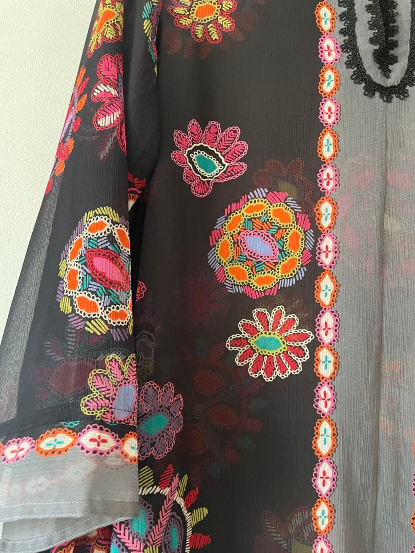 トクコプルミエブォル幾何学花柄黒シフォンチュニック