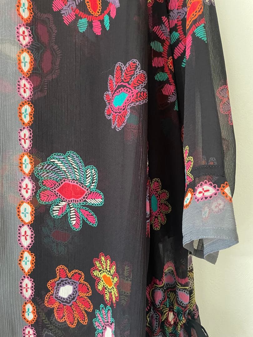 トクコプルミエブォル幾何学花柄黒シフォンチュニック