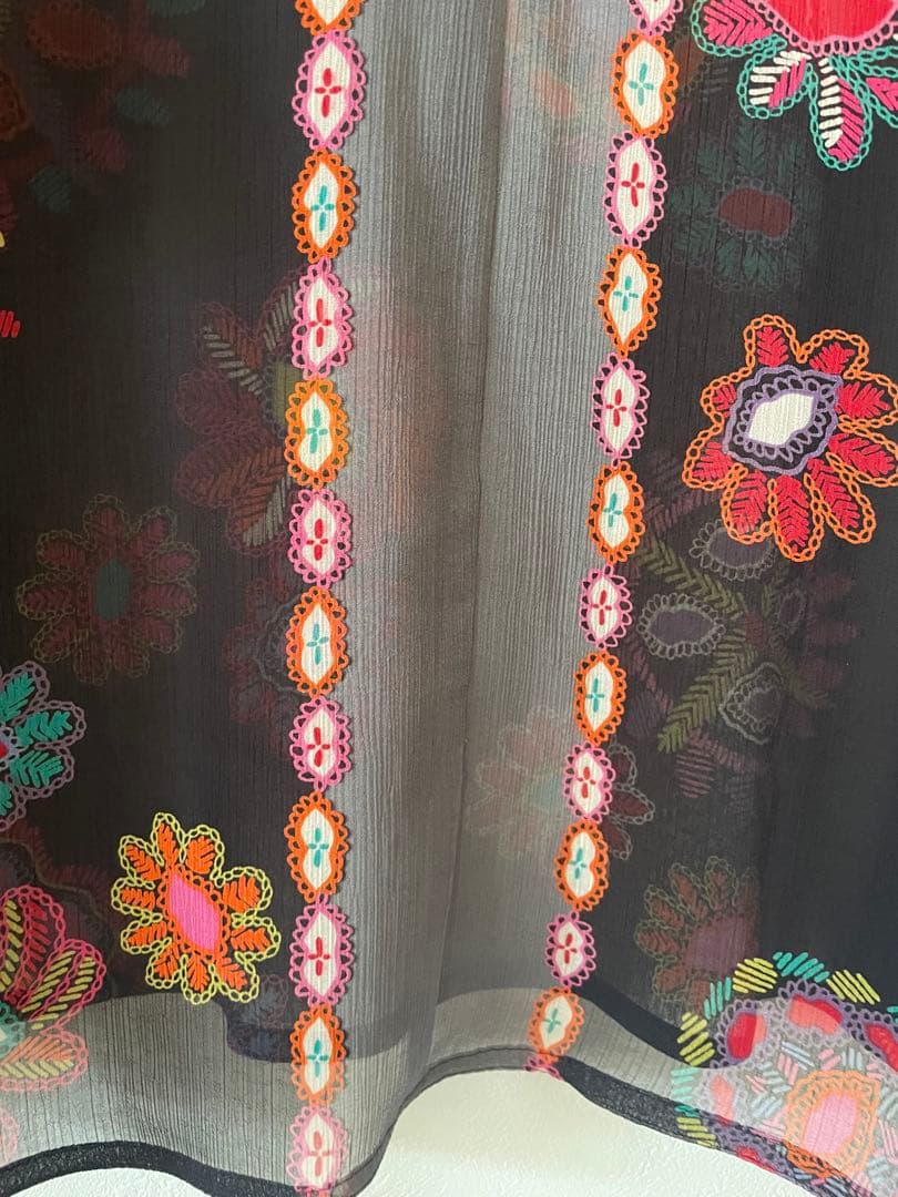 トクコプルミエブォル幾何学花柄黒シフォンチュニック