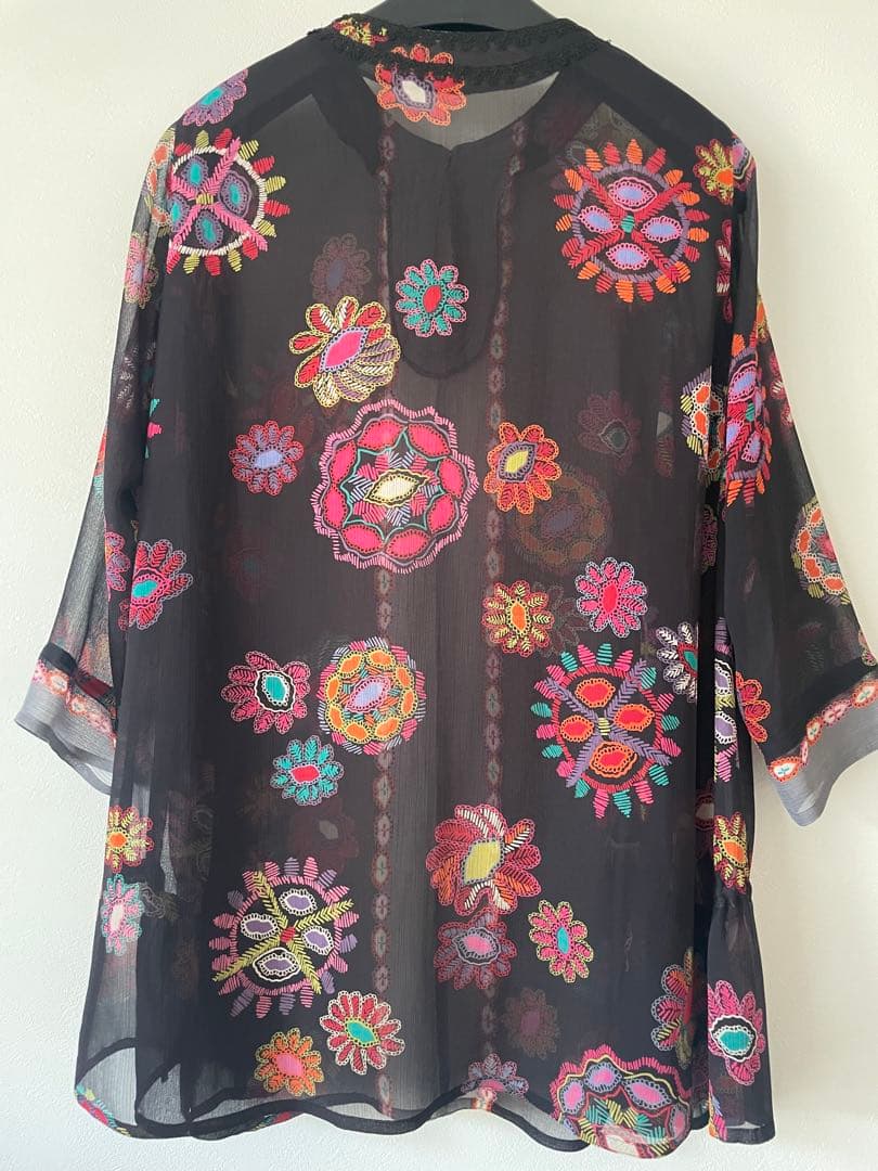 トクコプルミエブォル幾何学花柄黒シフォンチュニック