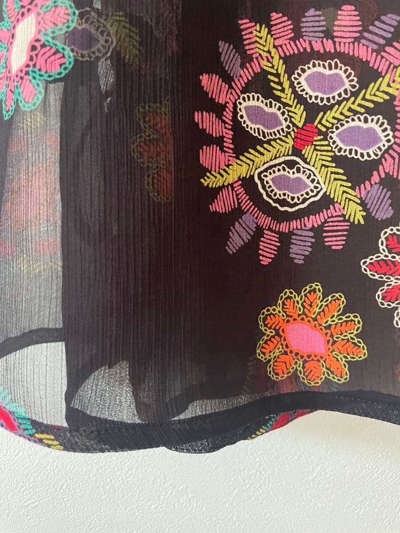 トクコプルミエブォル幾何学花柄黒シフォンチュニック