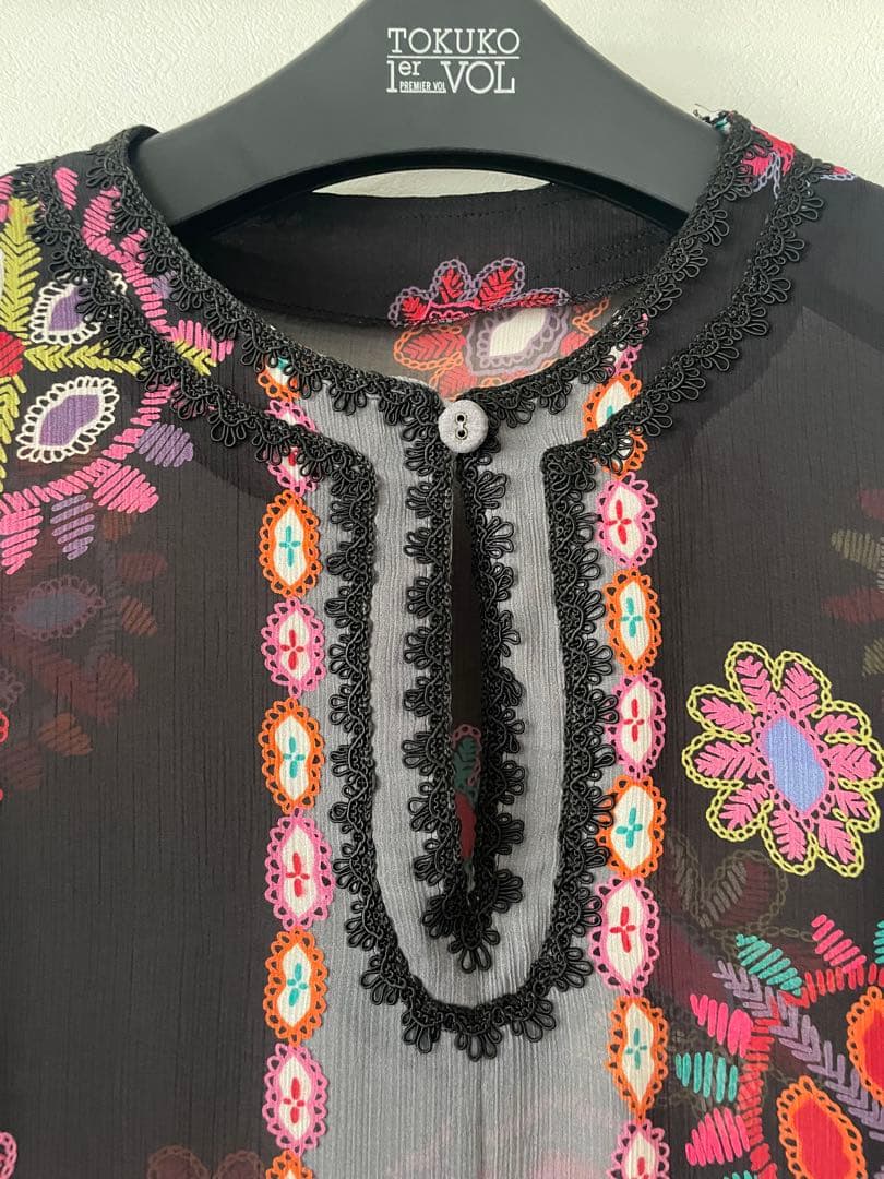 トクコプルミエブォル幾何学花柄黒シフォンチュニック