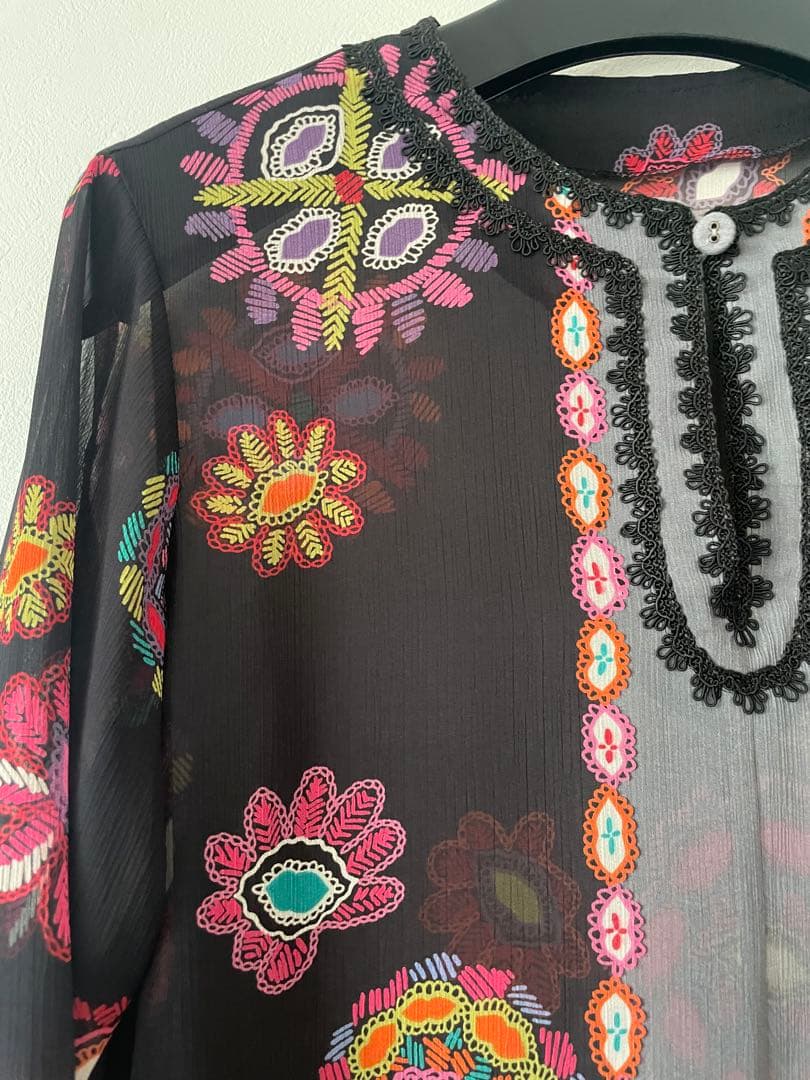 トクコプルミエブォル幾何学花柄黒シフォンチュニック