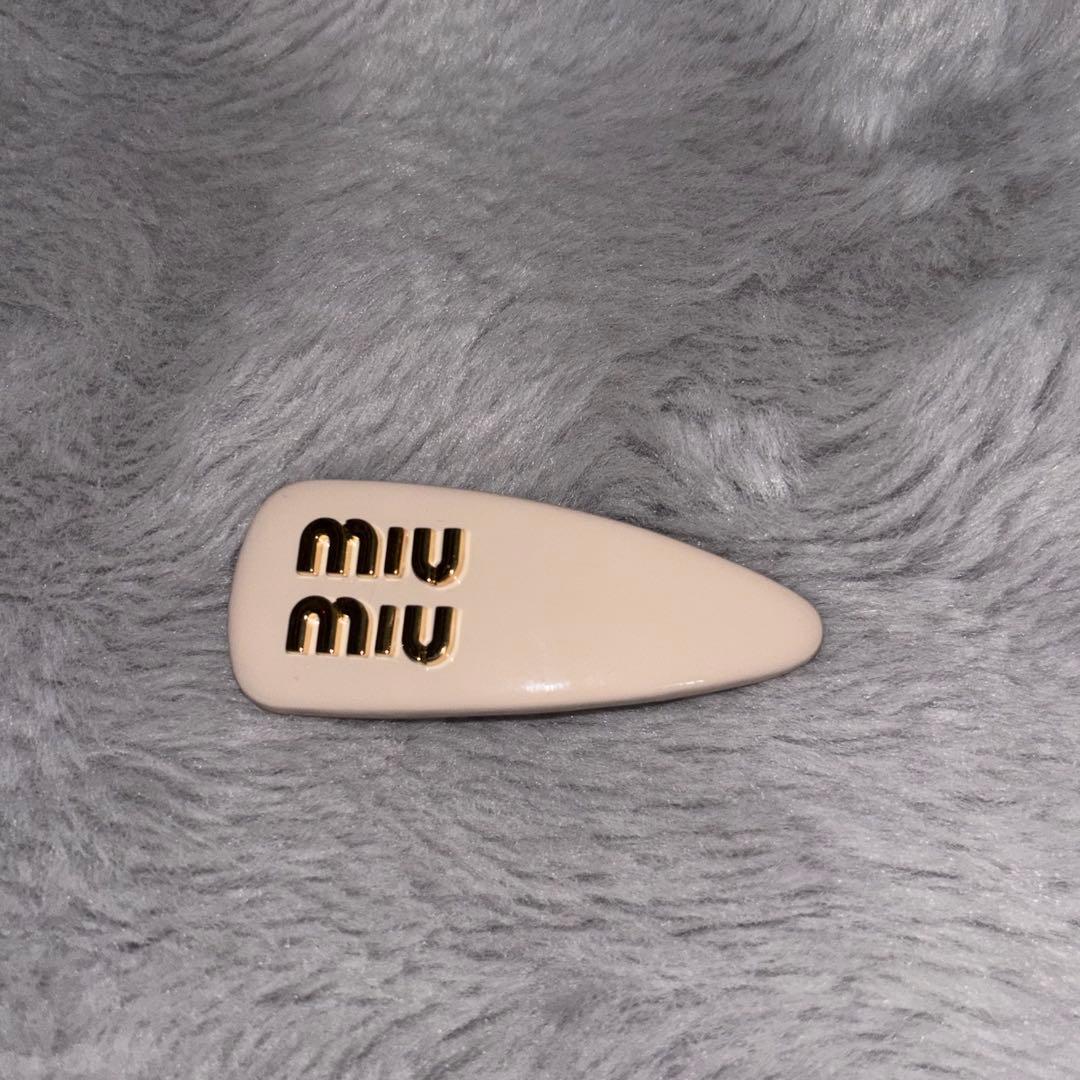 マー坊　MIU MIU ロゴ入りヘアピン　ピンクベージュ